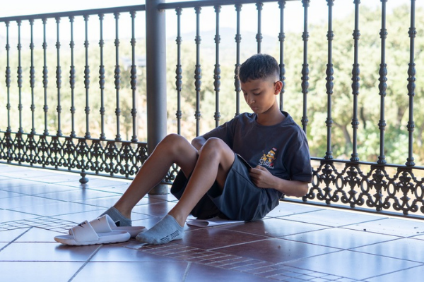 Un ragazzo legge sulla terrazza della Finca de la Paz