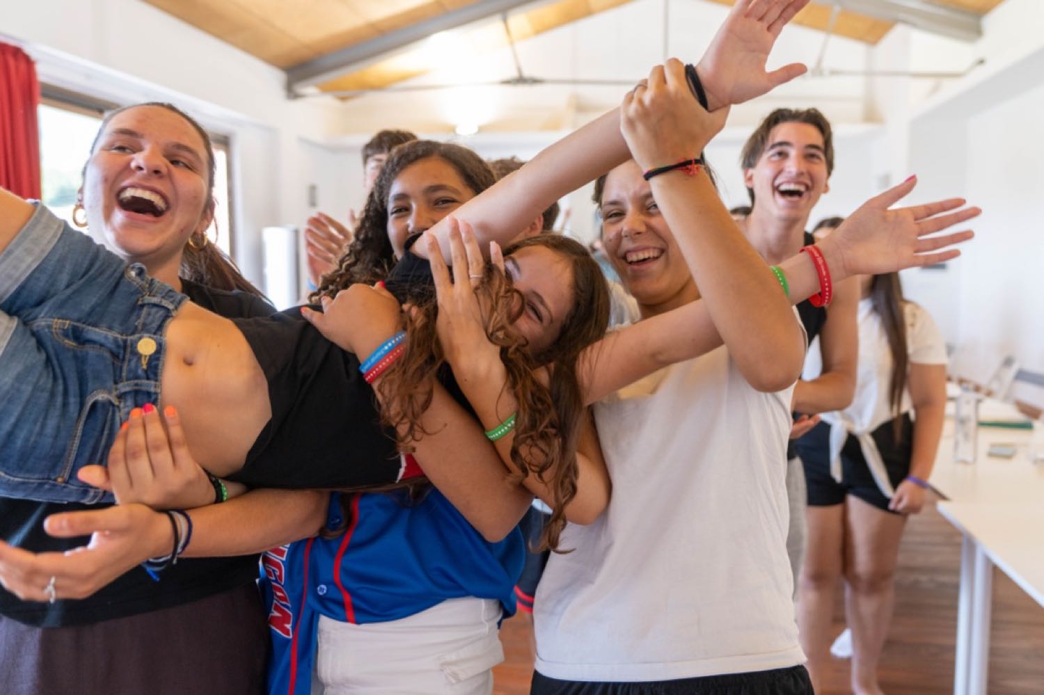 Chicas que se ríen juntas en la Finca