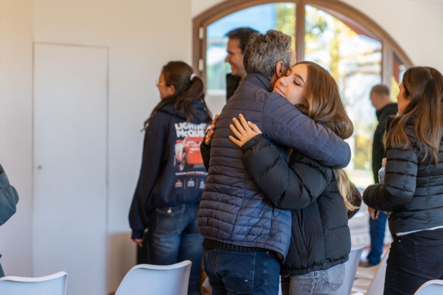 Padres e hijos se abrazan al reencontrarse