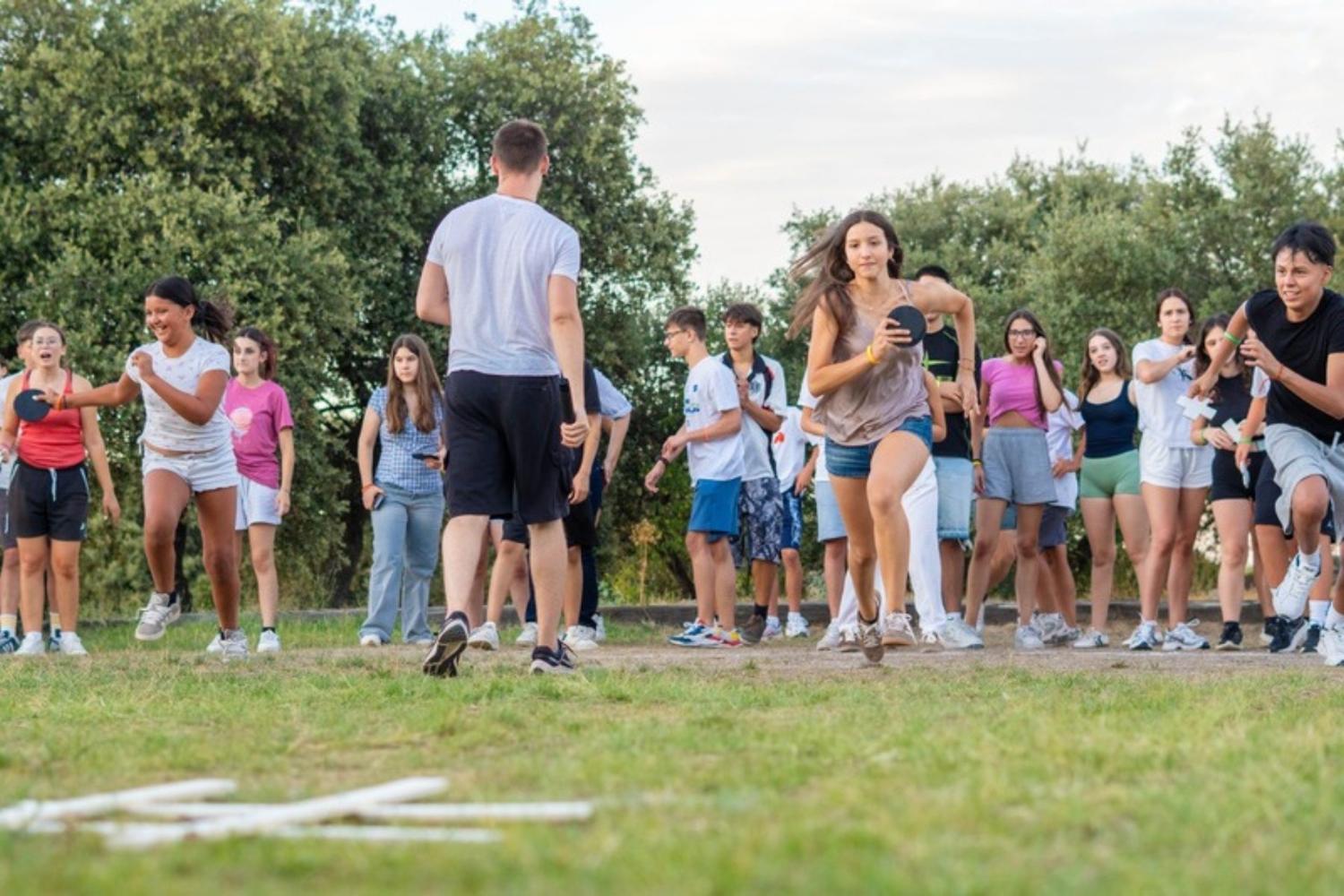Un grupo de chicos juega en el campo de la Finca