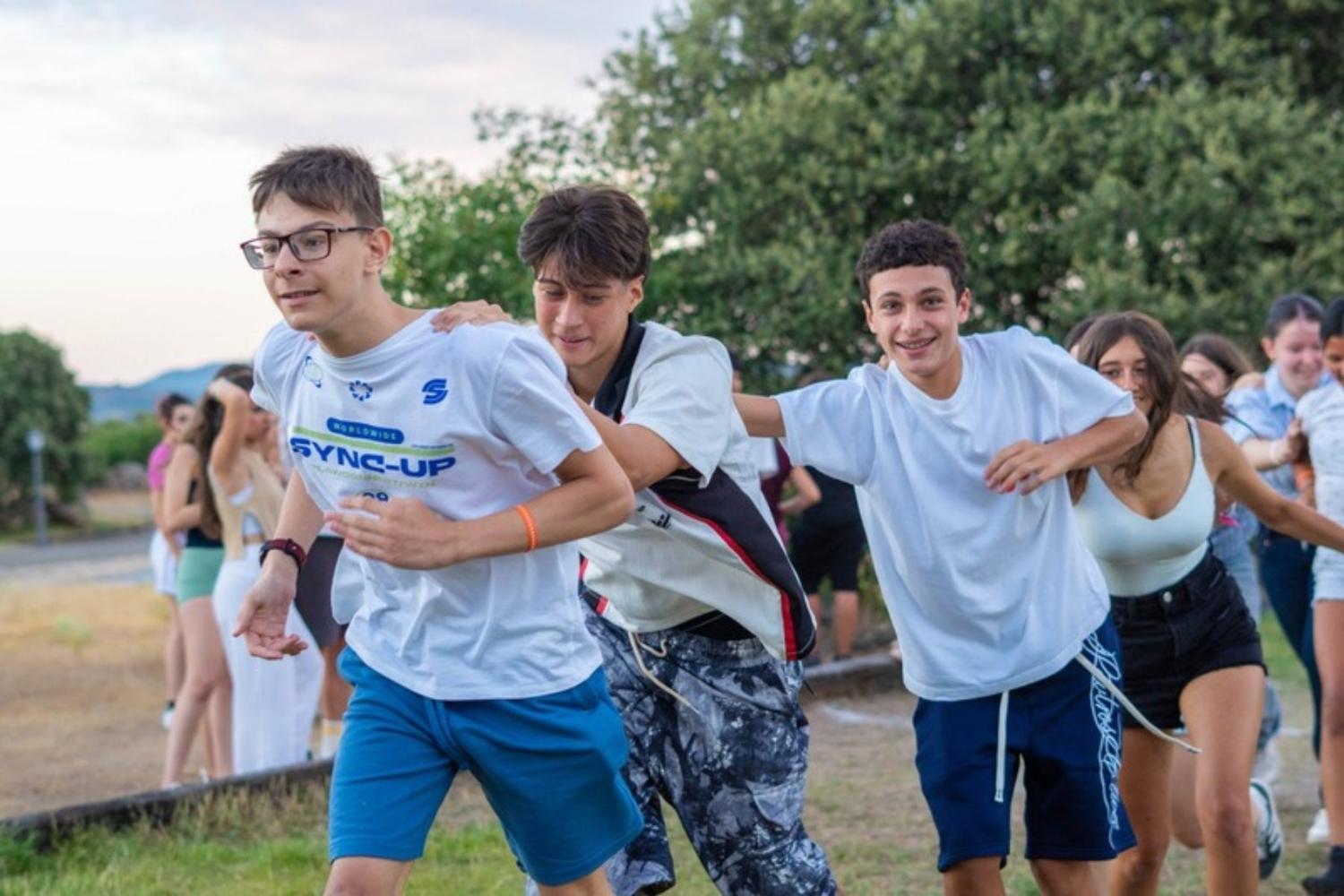 Chicos que se ríen durante un juego al aire libre