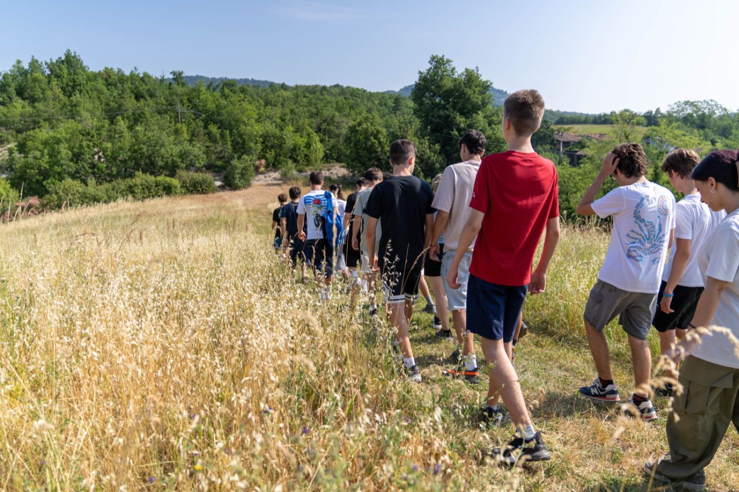 Un grupo de chicos camina por el campo