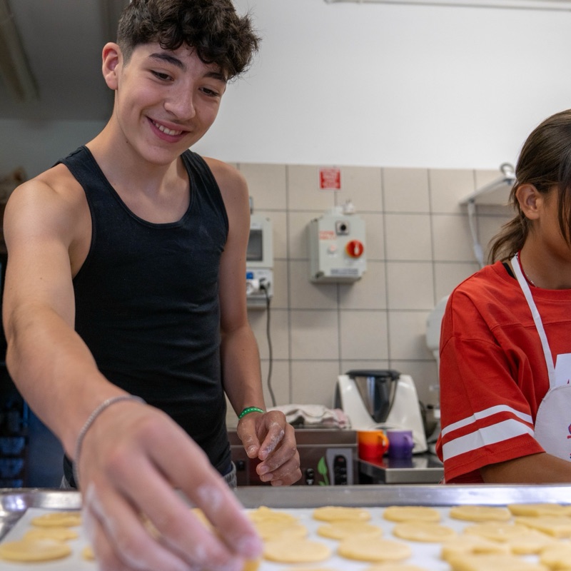 Chicos preparando dulces juntos en la cocina