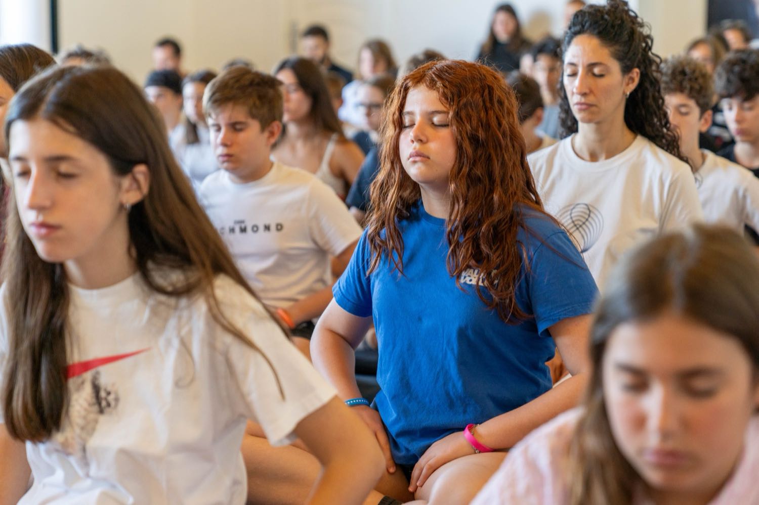 Ragazzi in meditazione nella sala del Borgo del Monte Antico