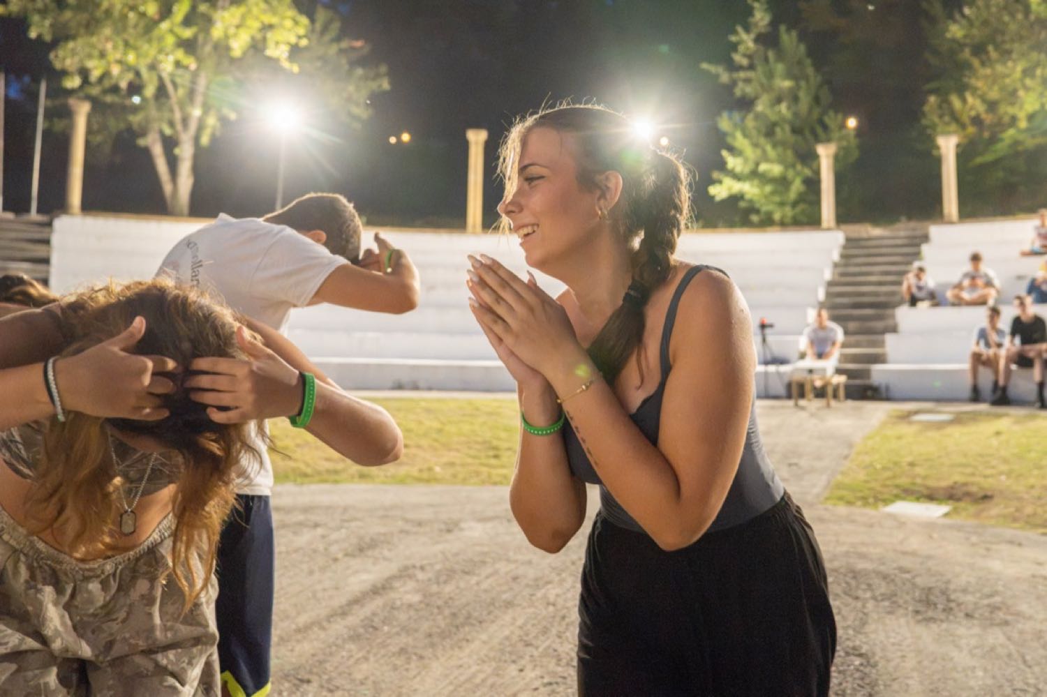 Una ragazza sorride durante un'attività di gruppo
