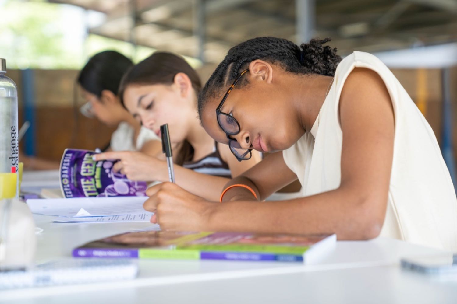 Ragazze al lavoro sui quaderni