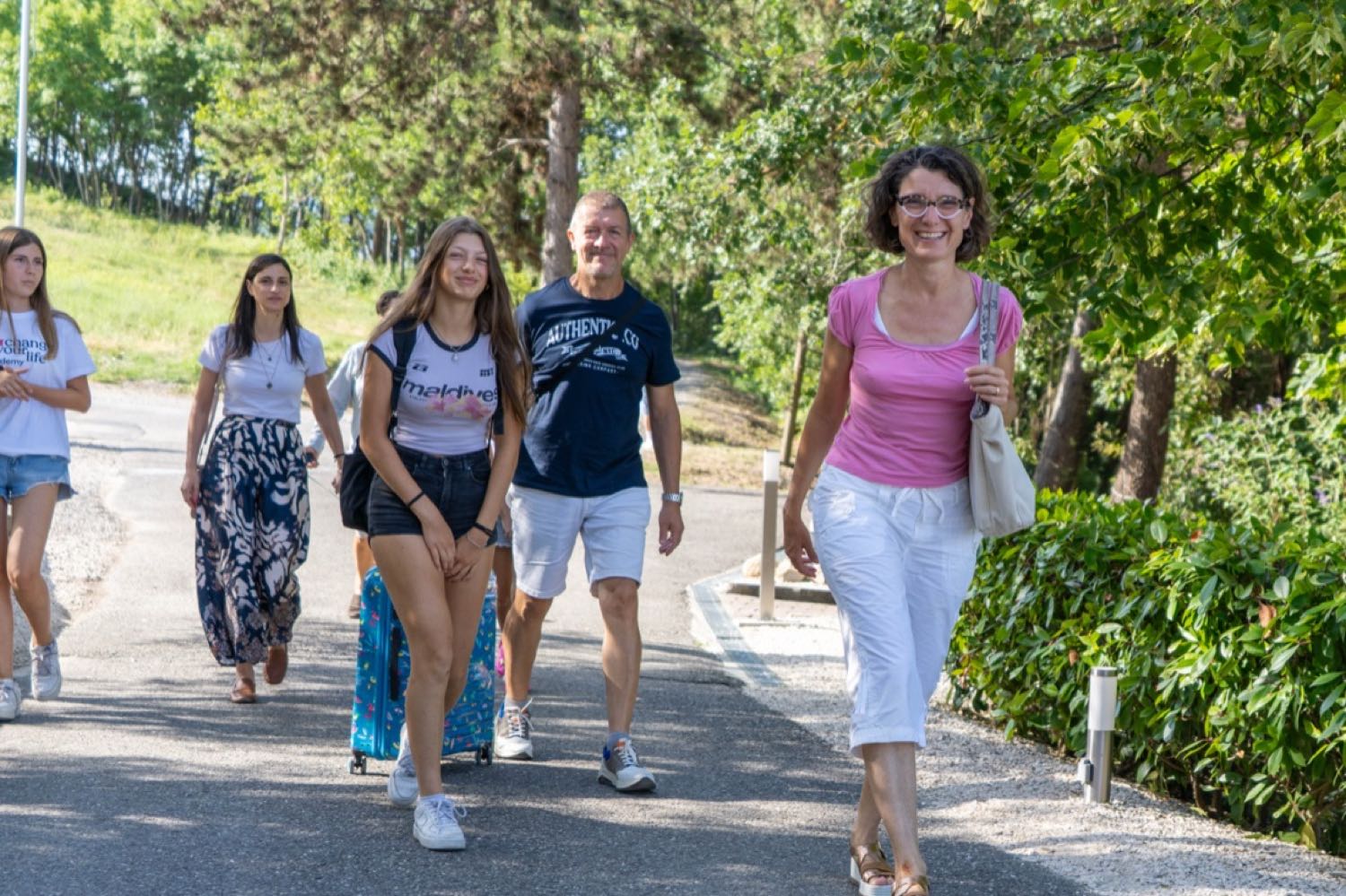 Genitori che arrivano al Borgo lungo il vialetto