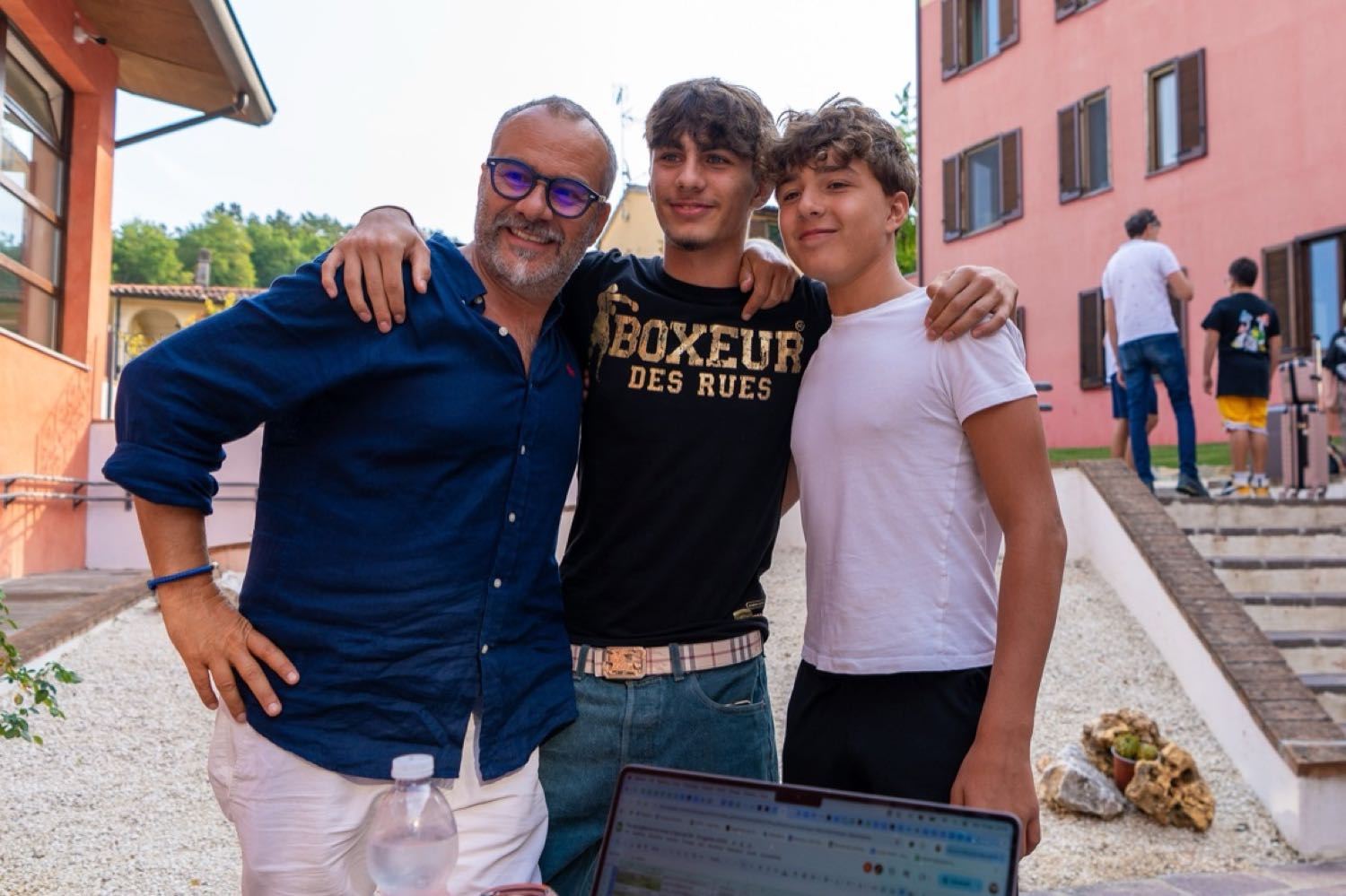 Un padre insieme a due ragazzi