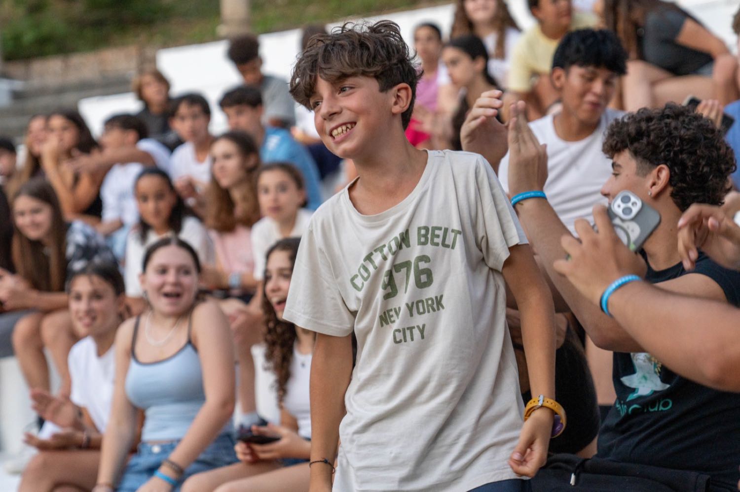 Ragazzi seduti sulle gradinate durante un momento comune