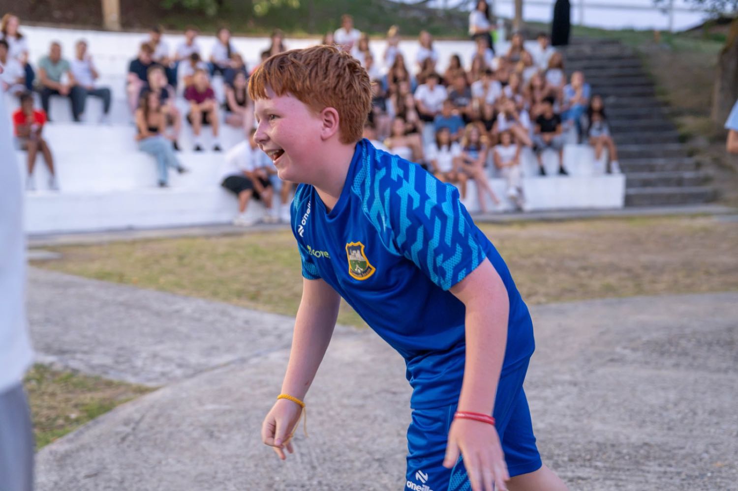 Un ragazzo che ride durante una partita all’aperto