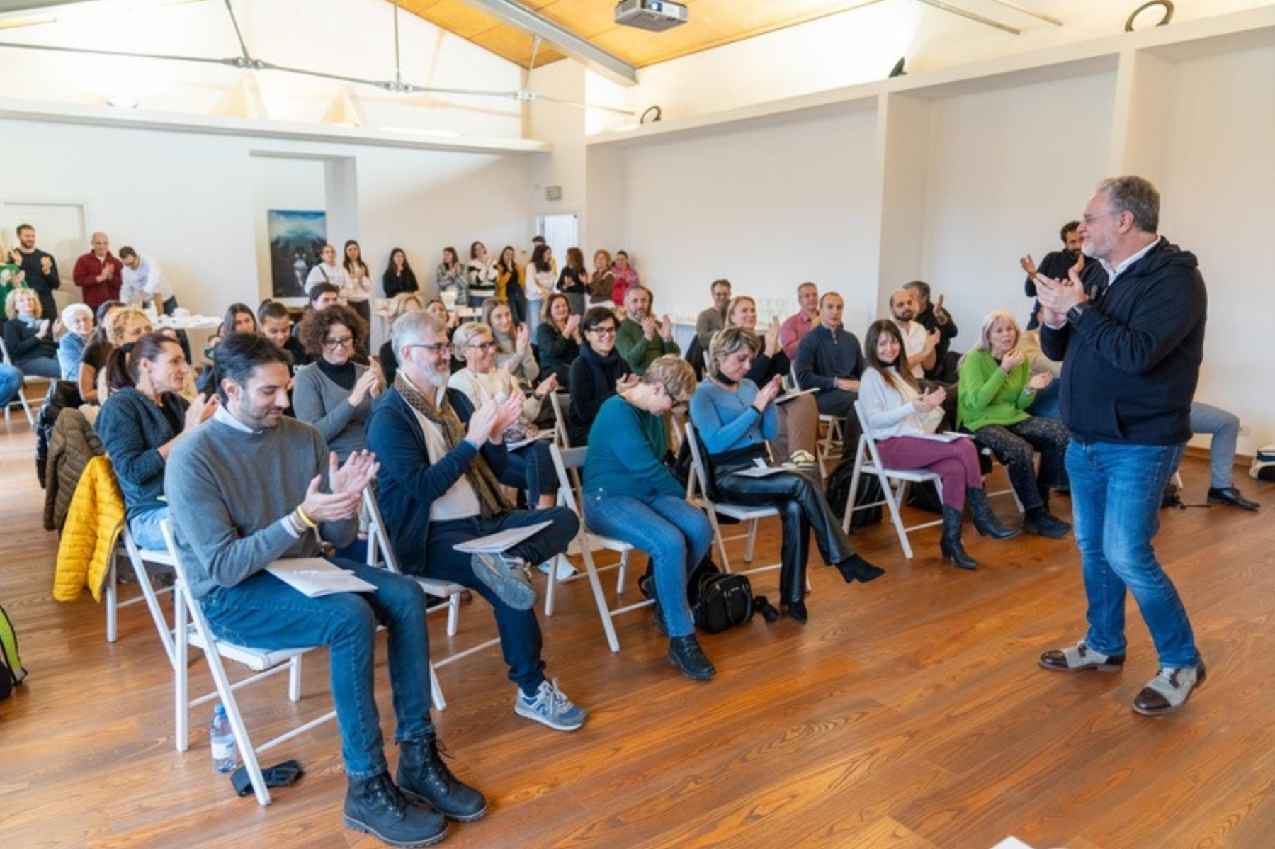 L'aula del Masterclass, il gruppo seduto in ascolto