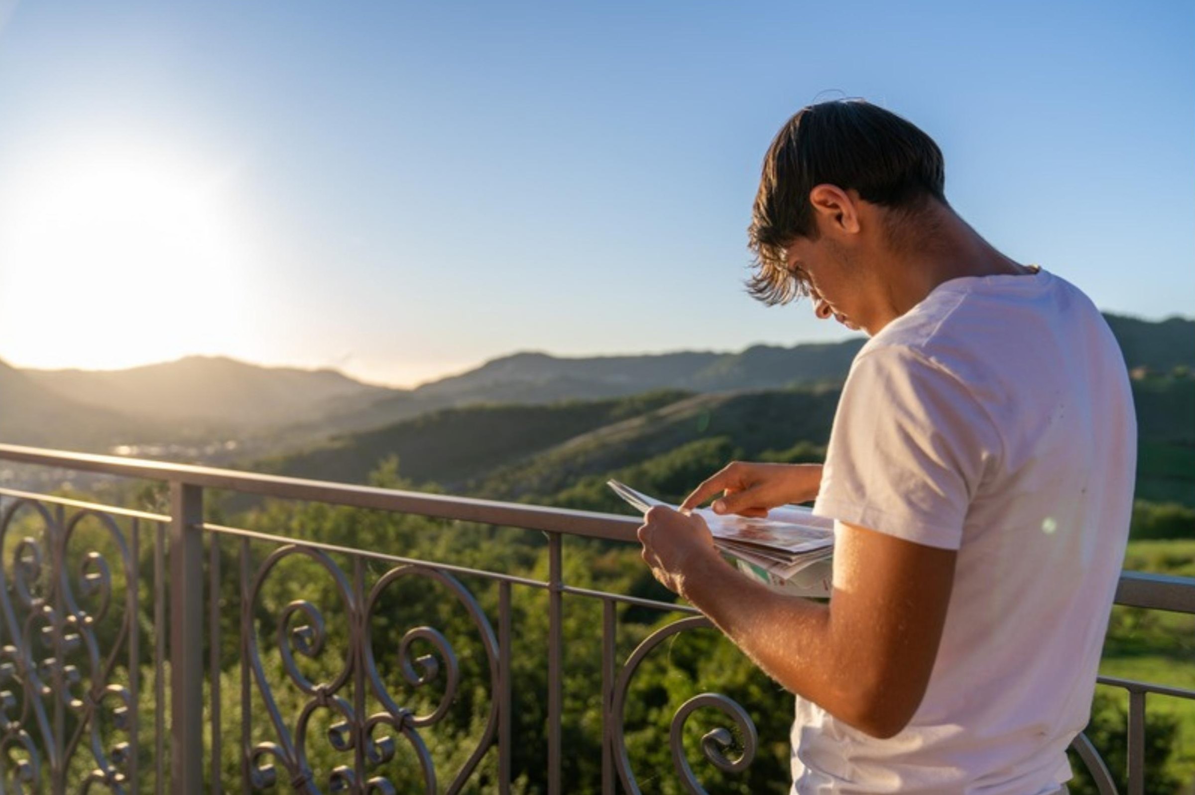 La terrazza della sede al tramonto, tra le montagne