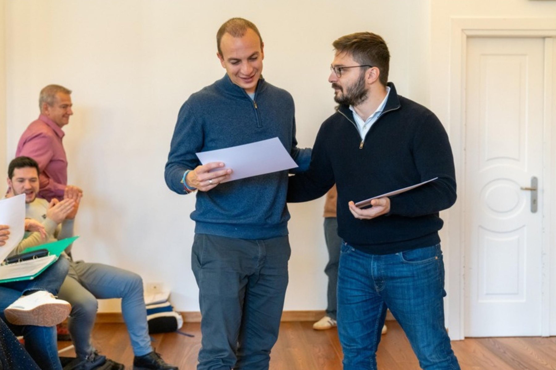 Due partecipanti discutono un documento