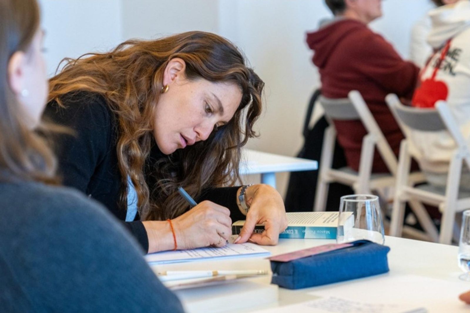 Una professionista concentrata mentre scrive