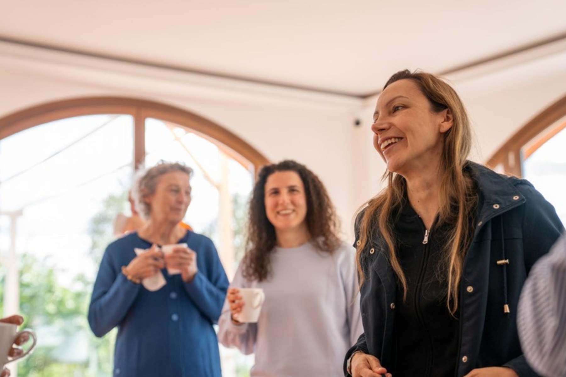 Tre partecipanti che parlano e sorridono