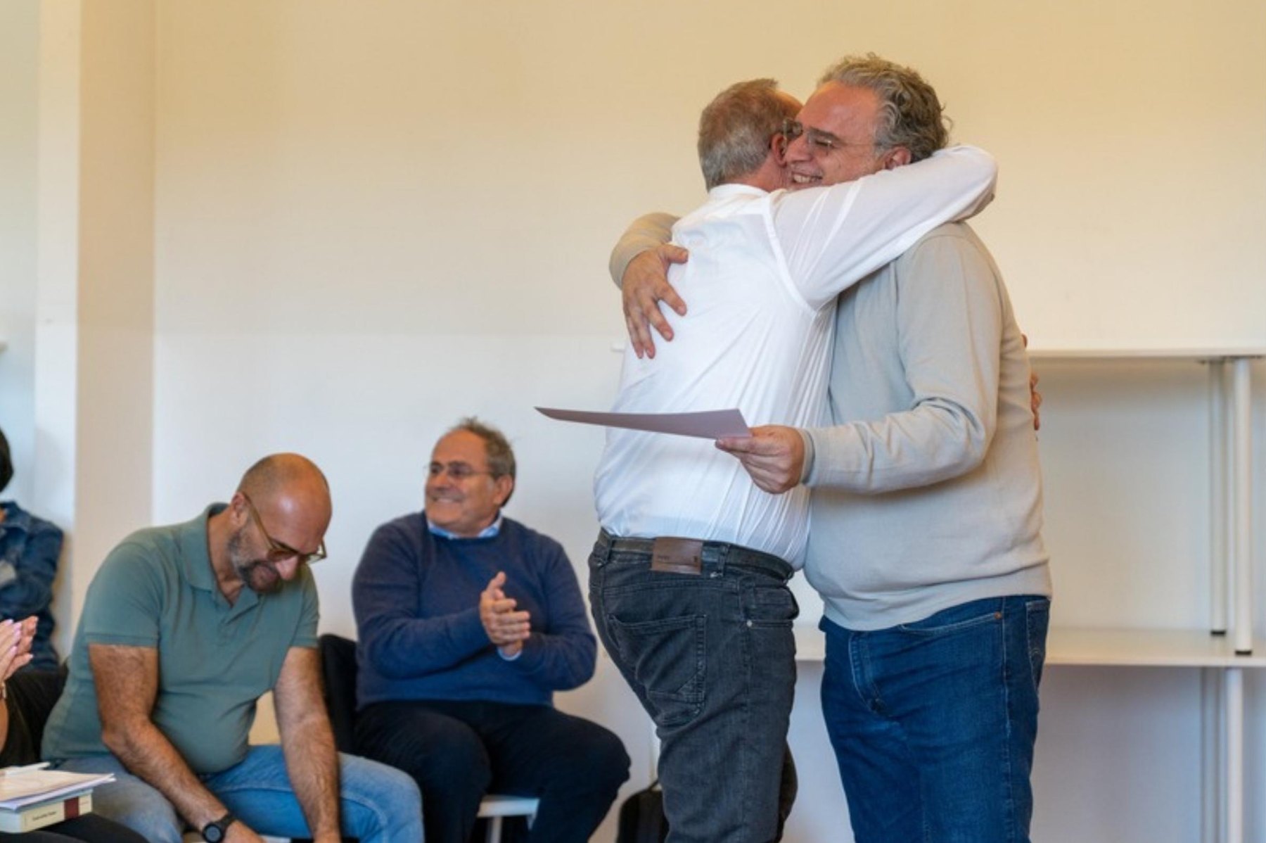 Un abbraccio forte tra due partecipanti