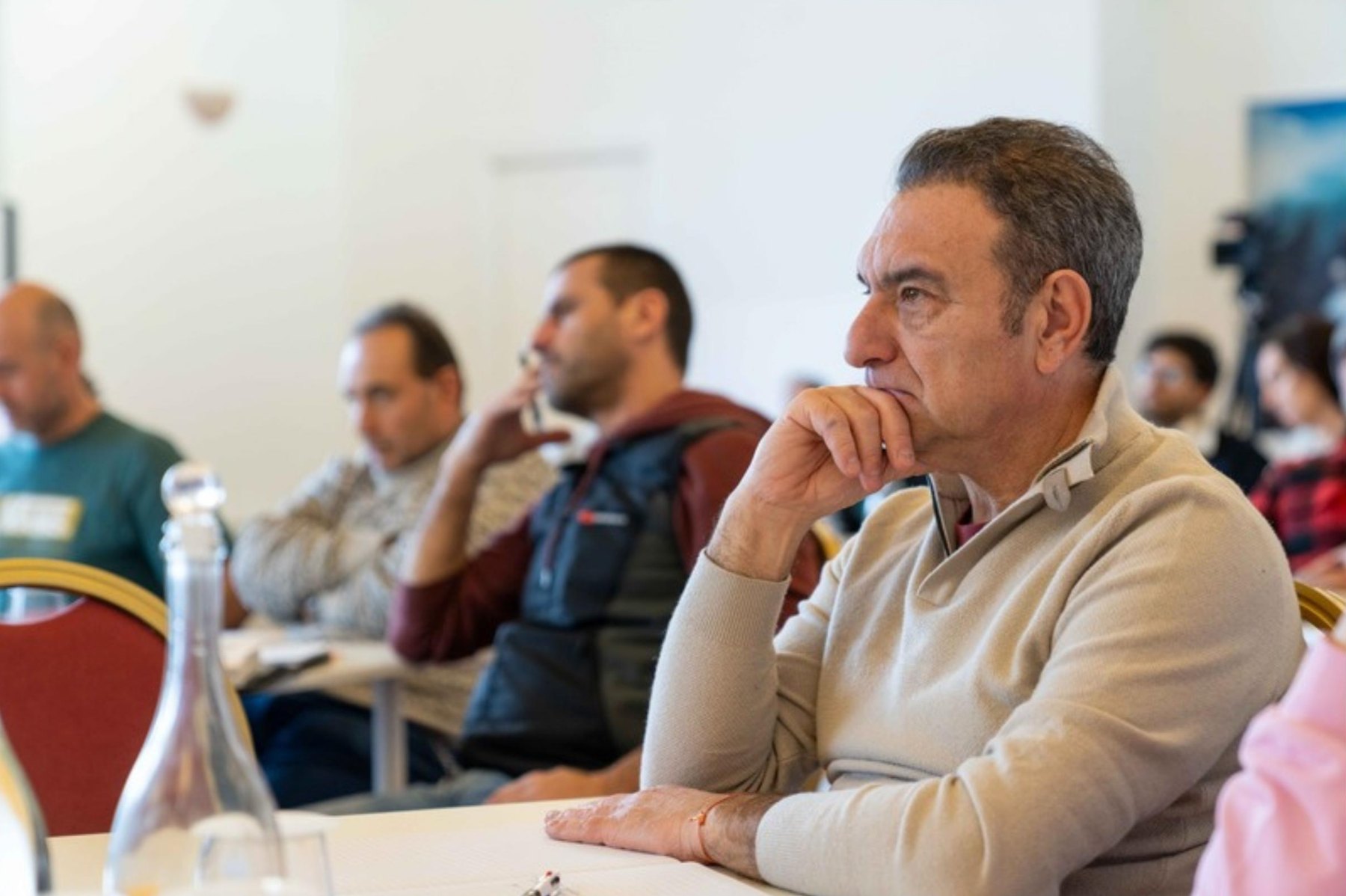 Un partecipante assorto, in ascolto di sé