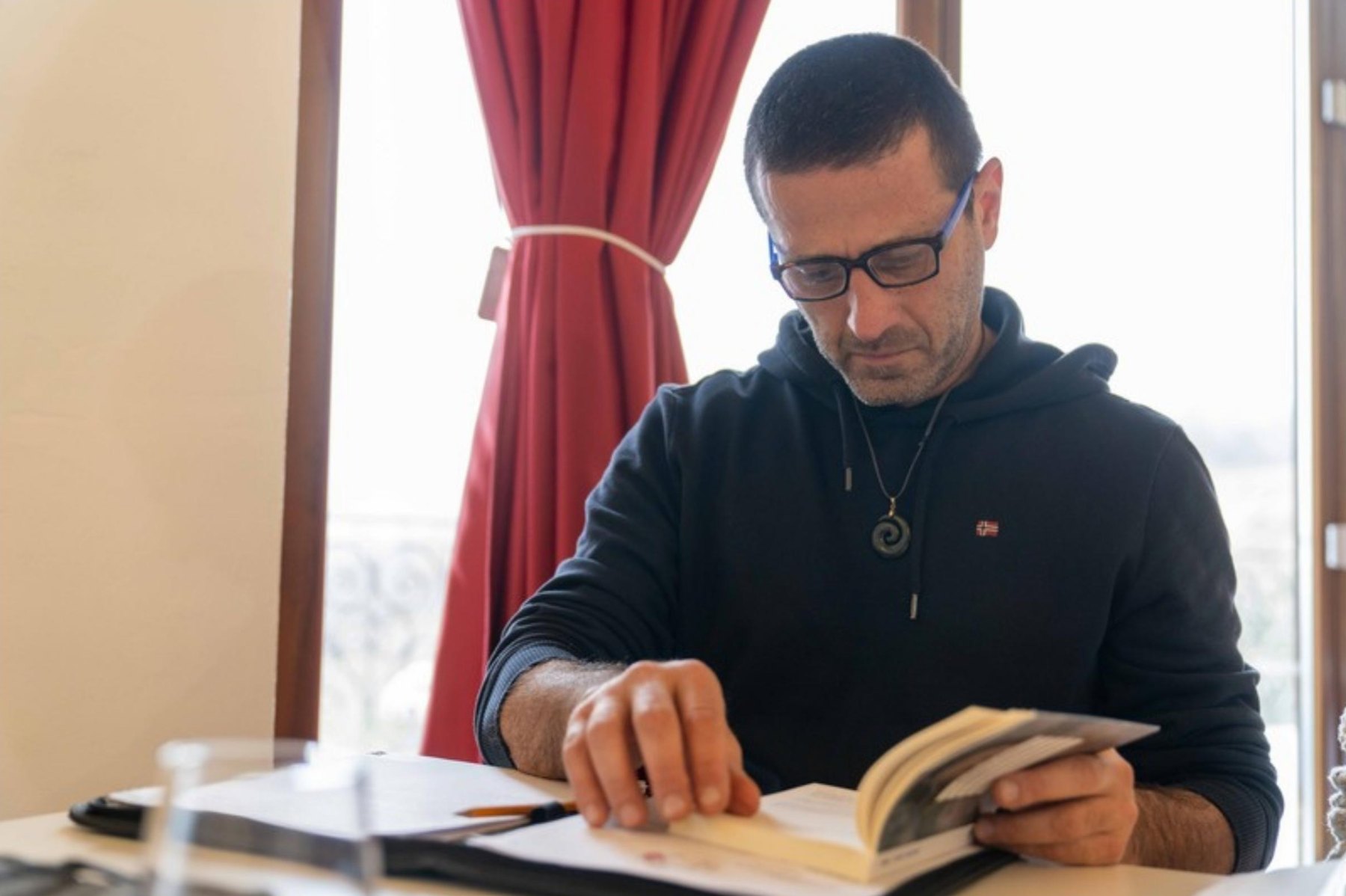 Un partecipante immerso nella lettura