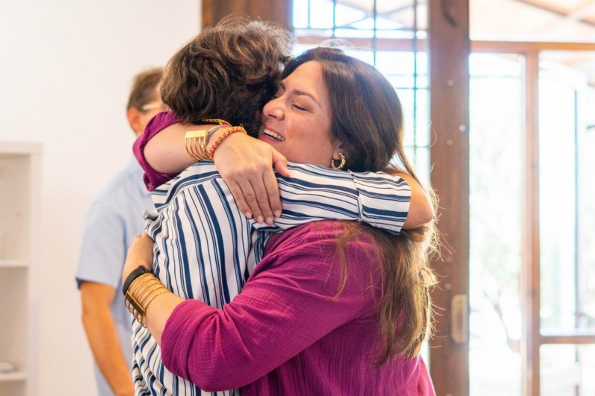 Un abrazo fuerte entre dos participantes