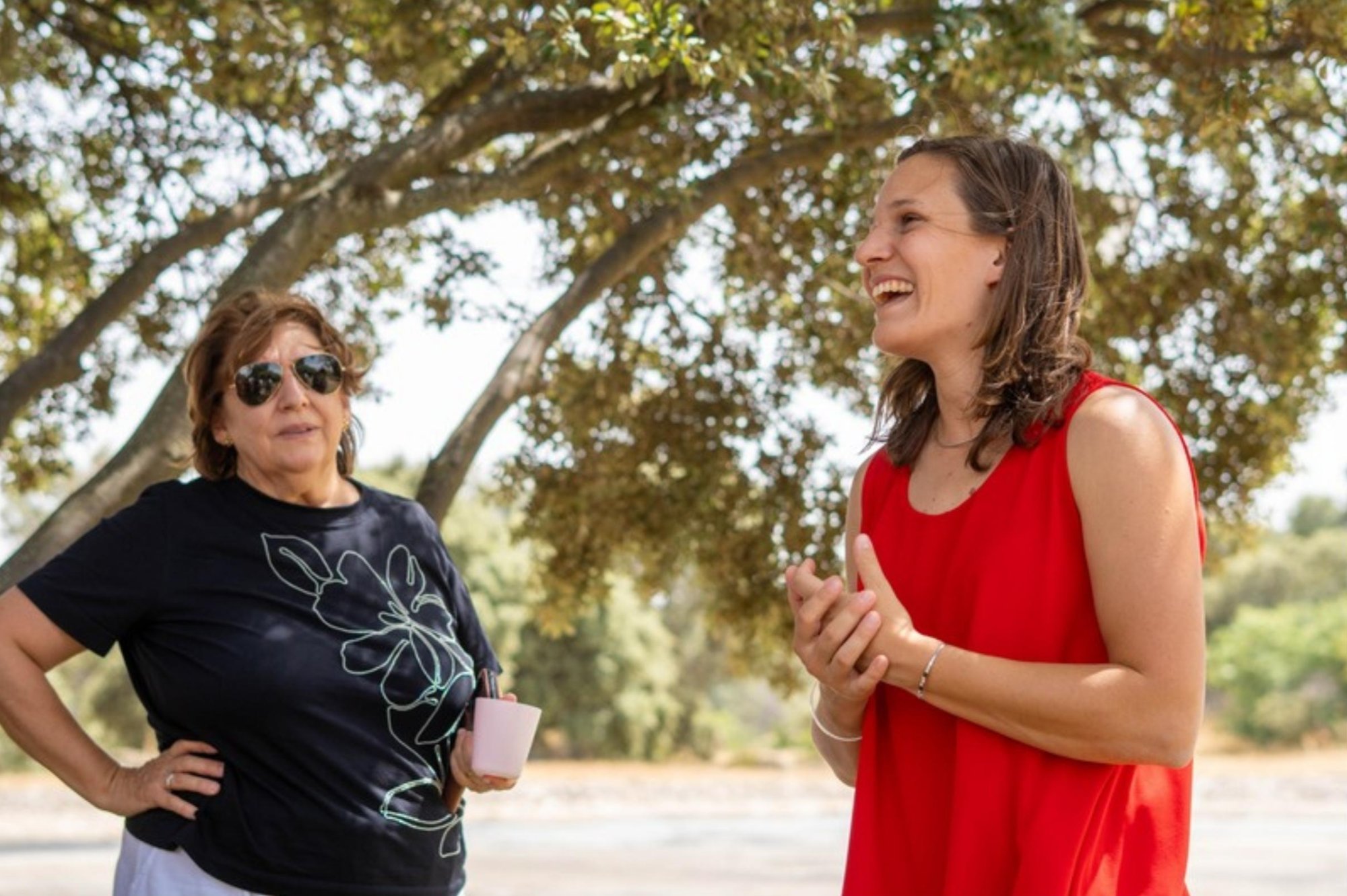 Dos participantes de generaciones distintas conversan al aire libre