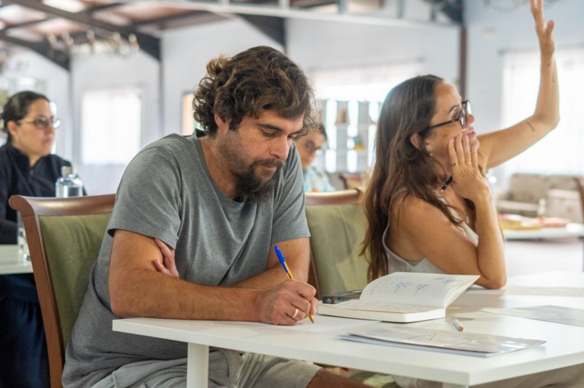 Un participante concentrado mientras escribe
