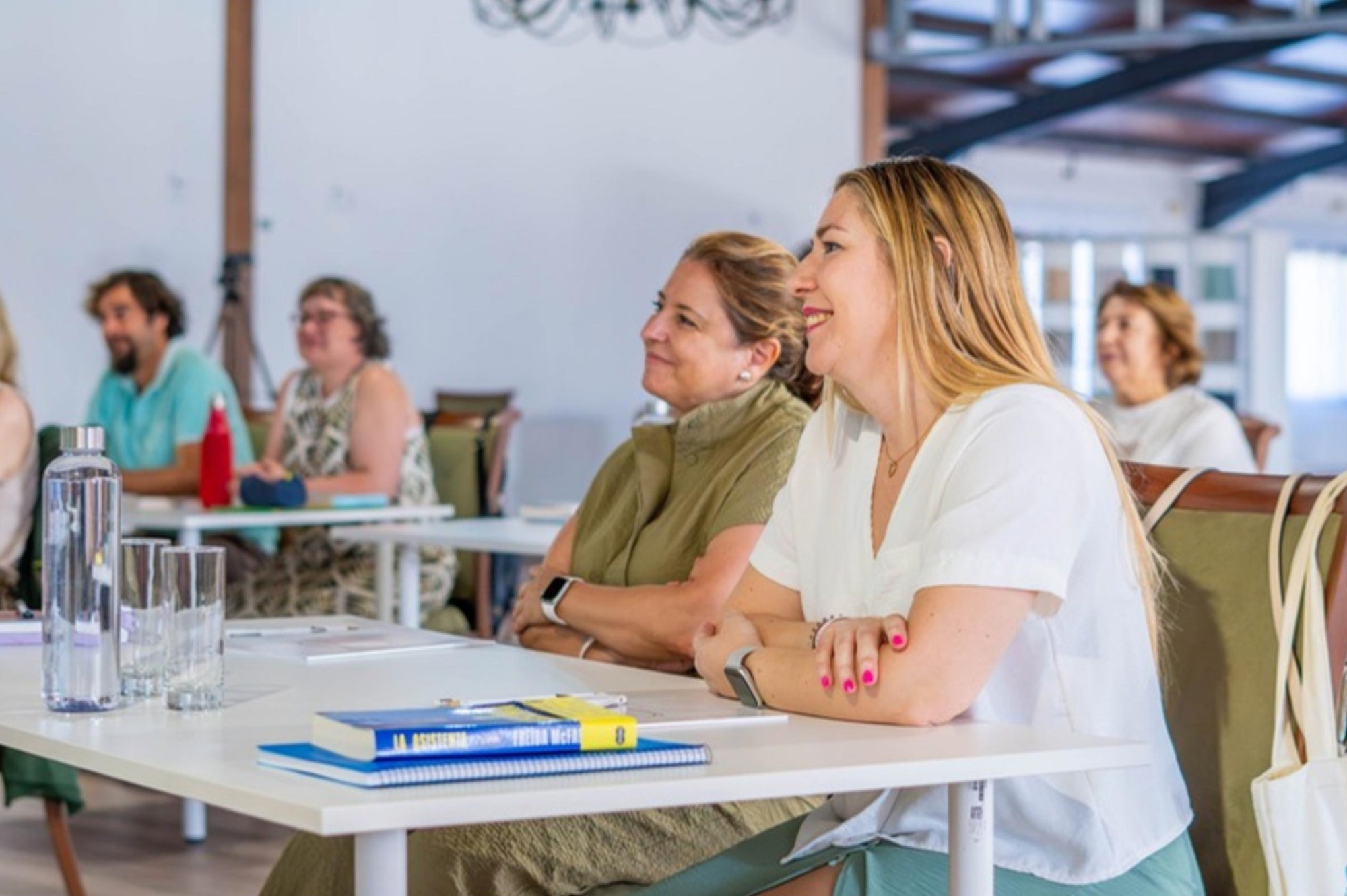 Participantes en el aula, con la mirada en direcciones distintas