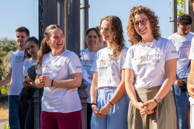 El equipo de Change Your Life recibe sonriendo, con sus camisetas