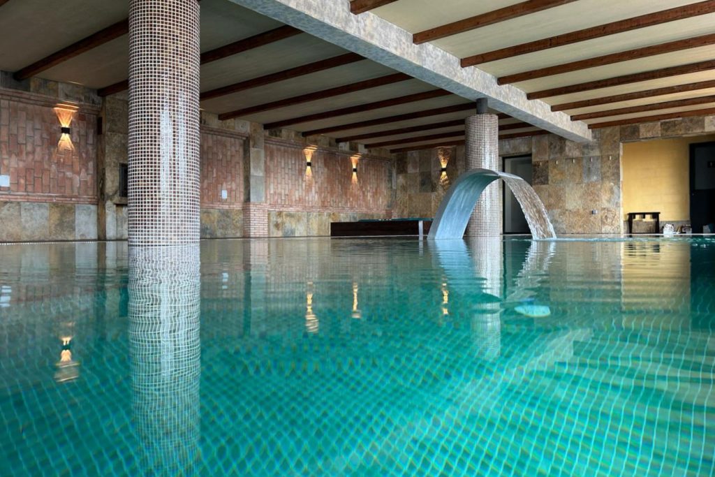 La Finca de la Paz: la piscina coperta